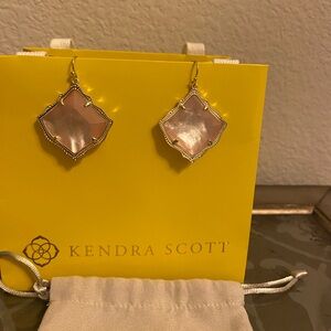 Kendra Scott Kirsten Earrings Blush mother of pearl gold tone setting - Rare!💖